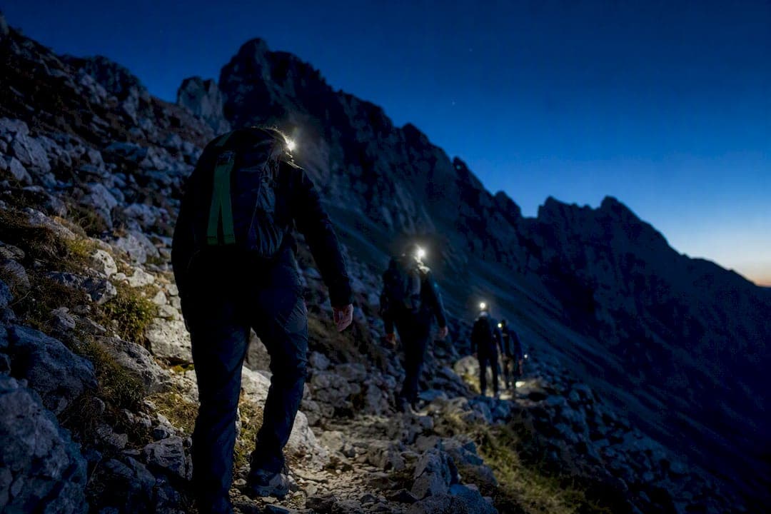 6 ore, 9 km: cum să alegi o drumeție cu ghid noaptea în Piatra Craiului