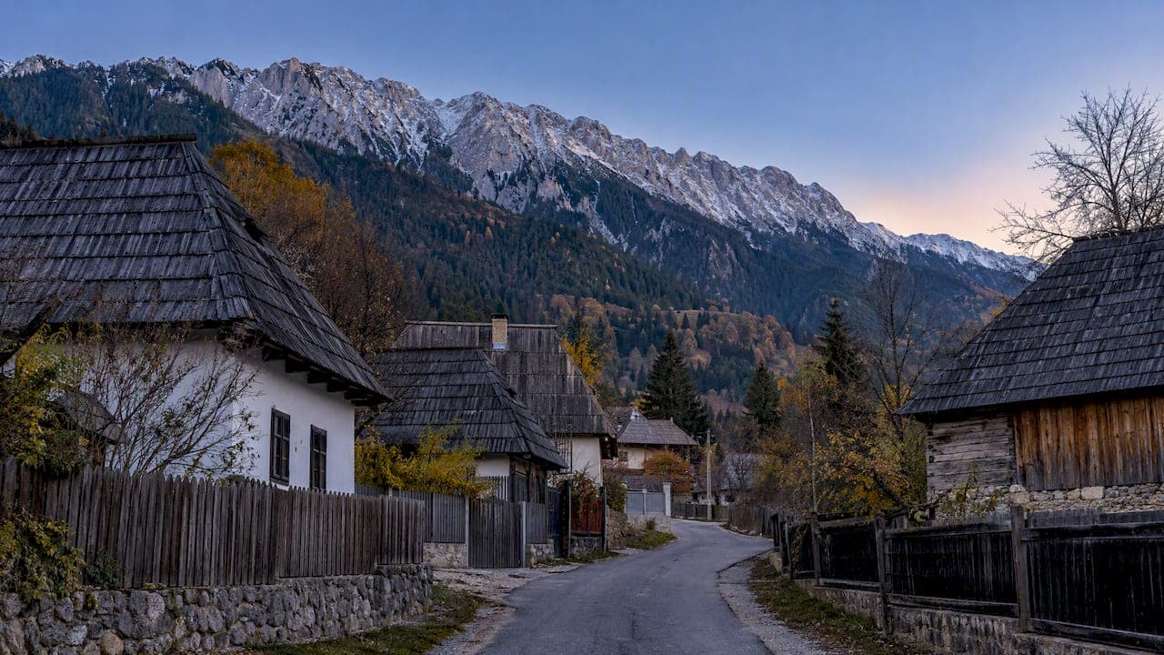 Ce vizitezi în satul Peștera, la poalele Pietrei Craiului
